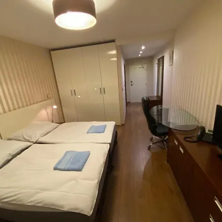 Golden Fish Xia Апарт-отель Пльзень